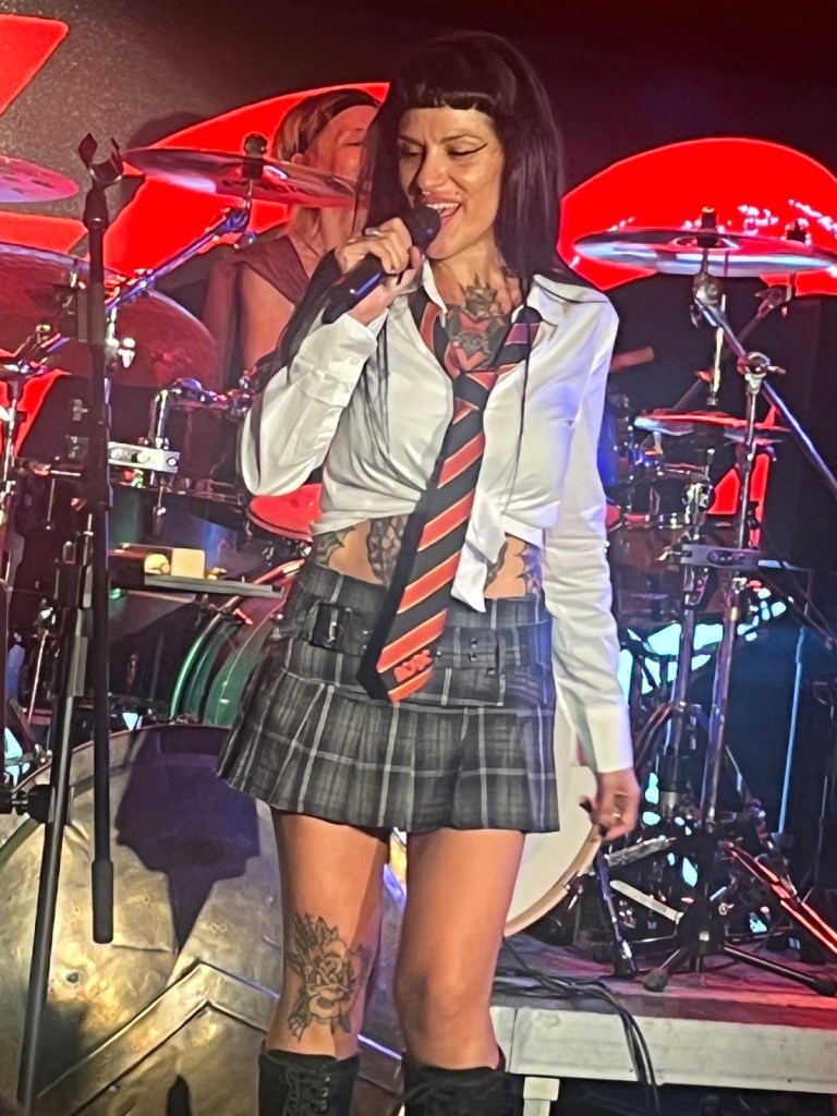 Mayra Mon – guest vocals, 300 ROCK
